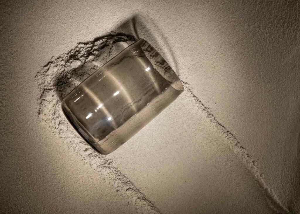Dunes vase in sand