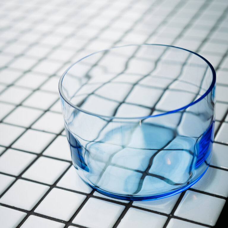 Low crystal glasses in indigo blue variant